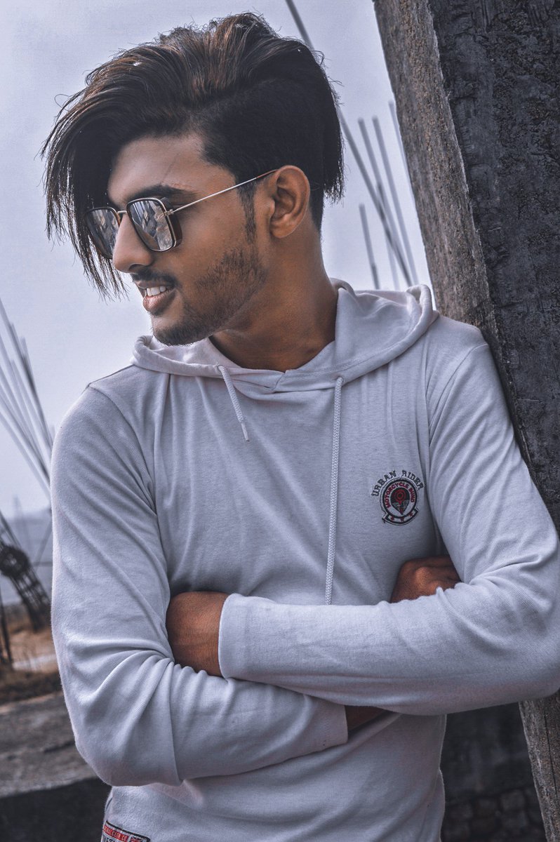 MDSarfr89009987's tweet photo. I Don’t Need A Hairstylist, My Pillow Gives Me A New Hairstyle Every Morning.😎😅
.
PC - { @its_saqip911 }
.
#itsafyard #its_sarfraz7 #keepgrowing #famlove #IS7 https://t.co/dNttlzZzLF
