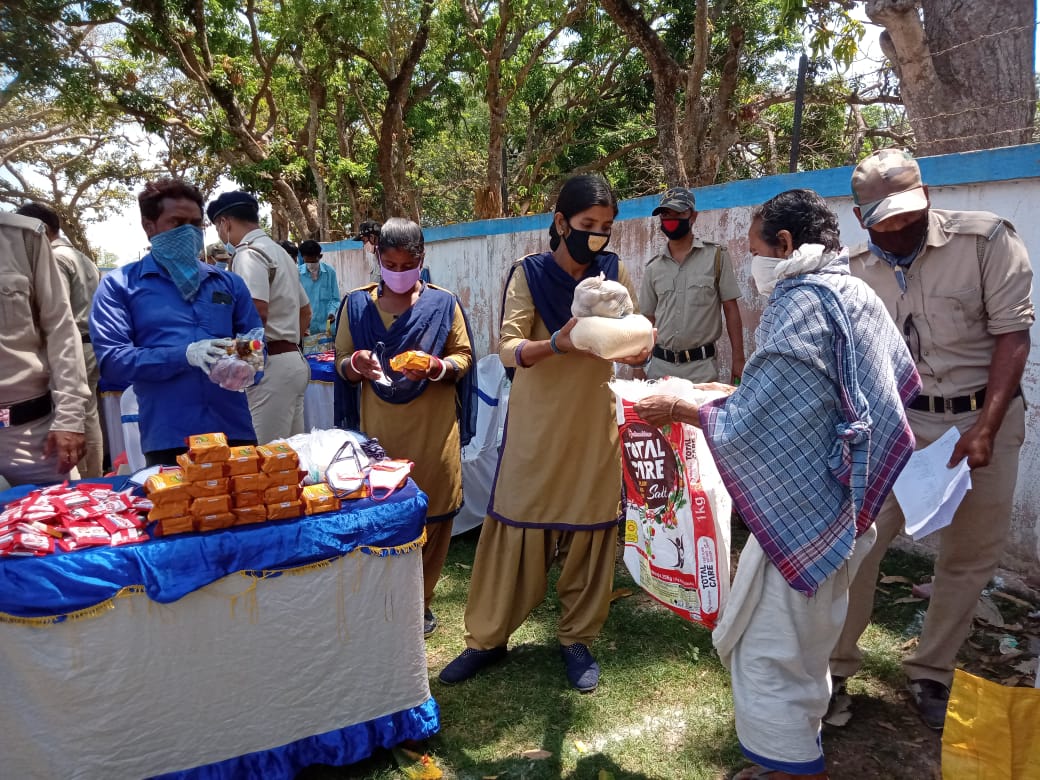 spbankura's tweet photo. Today (06.04.2020) Village Police and all CVs of Amrul GP organized a #Distributionprogramme at Santashram School Ground. They donated half of their salary and distributed rice, potatoes, biscuits, Dal, Soap , biscuits,  soap, mask etc to 250 needy villagers of the said GP. https://t.co/zkX66h5WE6