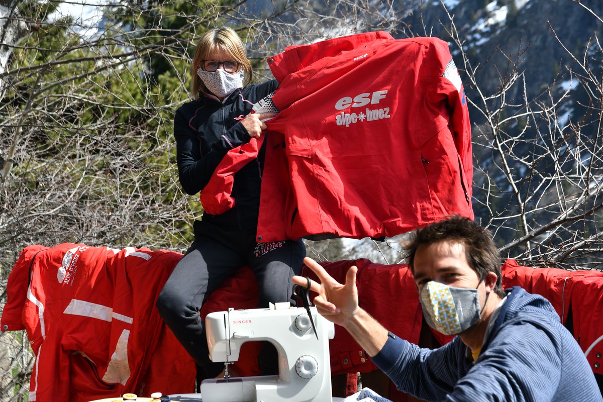 ESFAlpedHuez's tweet photo. Françoise et Julien de l'ESF Alpe d'Huez, fabriquent des masques de protection à partir d'anciennes tenues ESF. 
1 retweet = 1 soutien ❤️
#COVID19 #RestezChezVous https://t.co/iaMXyASoc0