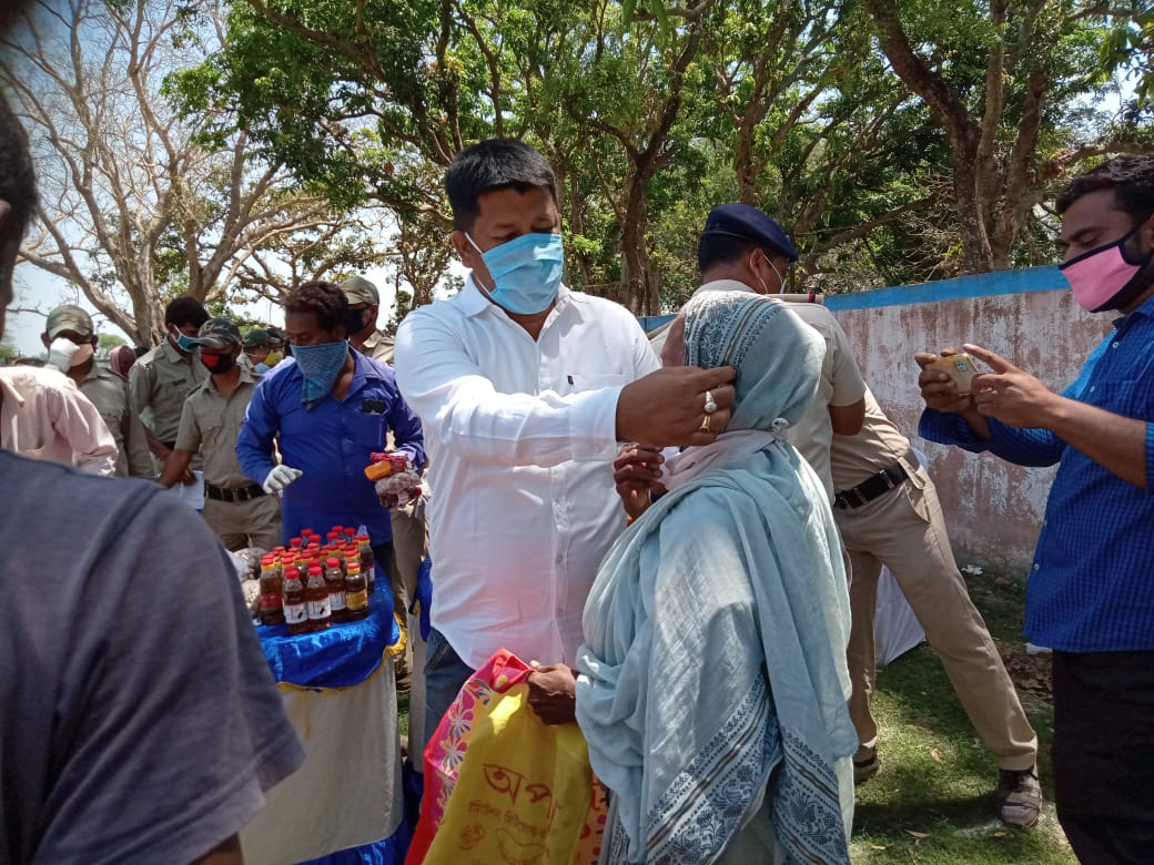 spbankura's tweet photo. Today (06.04.2020) Village Police and all CVs of Amrul GP organized a #Distributionprogramme at Santashram School Ground. They donated half of their salary and distributed rice, potatoes, biscuits, Dal, Soap , biscuits,  soap, mask etc to 250 needy villagers of the said GP. https://t.co/zkX66h5WE6