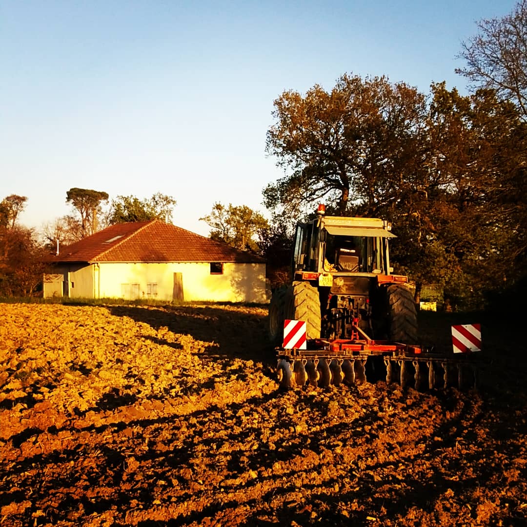 FARM WORK @LouCasseFarm
Working the soil more than ever preparing our corn fields
Trabajando el suelo mas que nunca, preparación de nuestros campos de maíz
Travail de la terre plus que jamais, préparation des champs de maïs
#rockfarmers 
#wethepeopleofthesoil
#actlocalthinkglobal