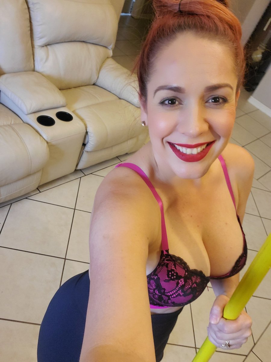 Denisselaronca's tweet photo. Limpiando al estilo #Selena jaja #bustier #notbra Happy Sunday! https://t.co/rHzOj6CWlX