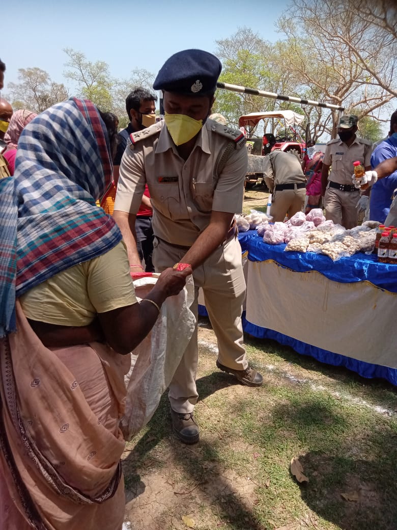 spbankura's tweet photo. Today (06.04.2020) Village Police and all CVs of Amrul GP organized a #Distributionprogramme at Santashram School Ground. They donated half of their salary and distributed rice, potatoes, biscuits, Dal, Soap , biscuits,  soap, mask etc to 250 needy villagers of the said GP. https://t.co/zkX66h5WE6