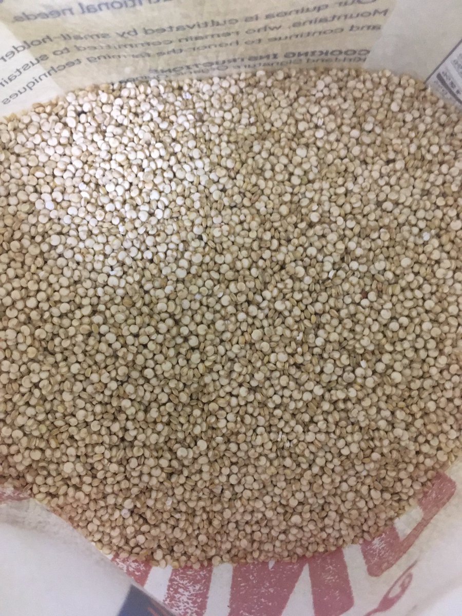 なかもっちゃん 左 キヌア 右 チアシード 調理しないから鳥の餌とカエルの餌みたい 気持ち悪いけど慣れたらたぶん楽