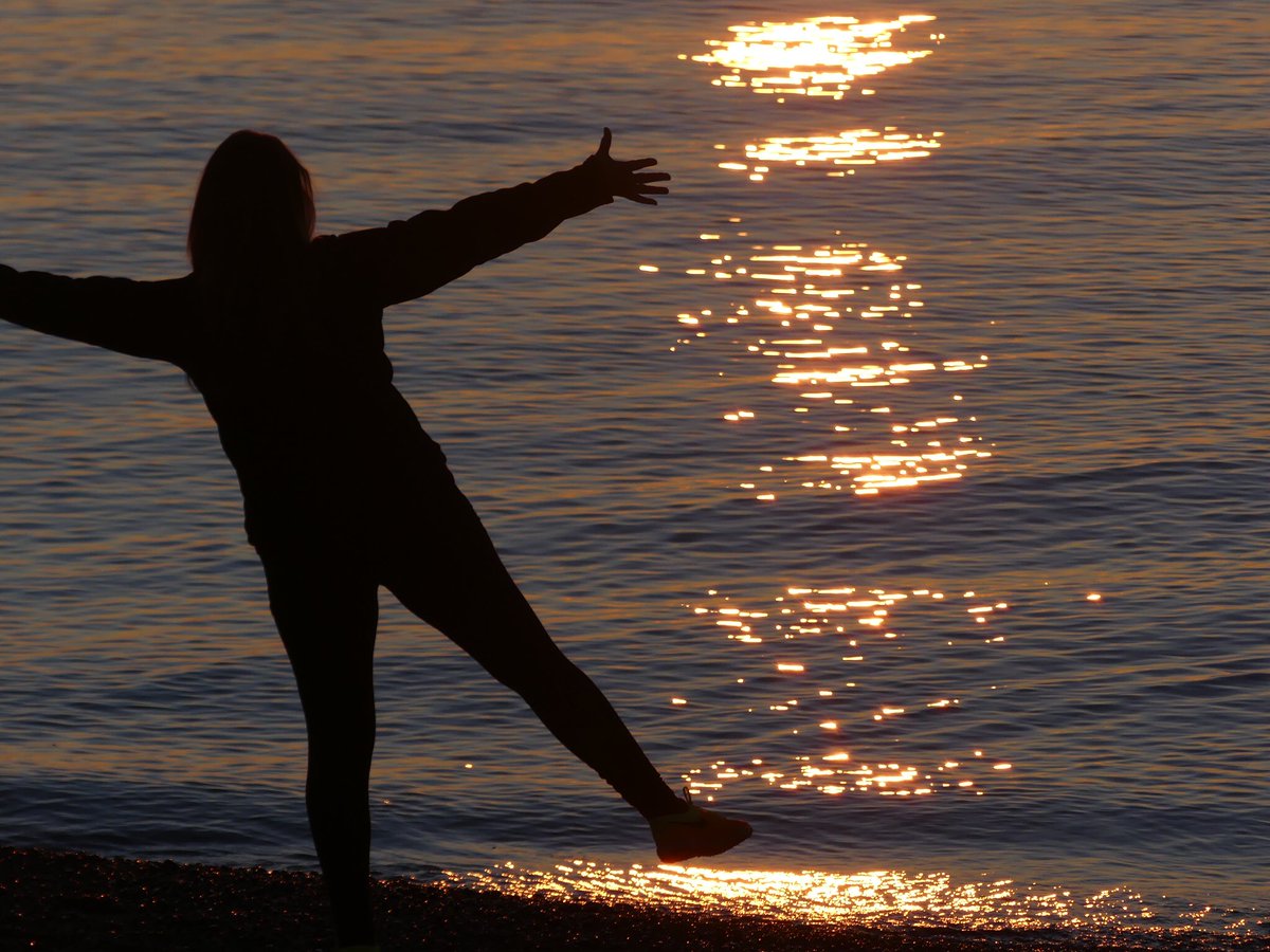 tarabaxendale's tweet photo. Here’s my photo inspired by #COVIDconfessions @TO_Convergence @laurakys #COVID19 #ConvergenceTheatre #ArtIsEverywhere #socialdistancing #PlankTheCurve #sunrisephysicallydistancedphotoshoot https://t.co/lJ504OPEgE
