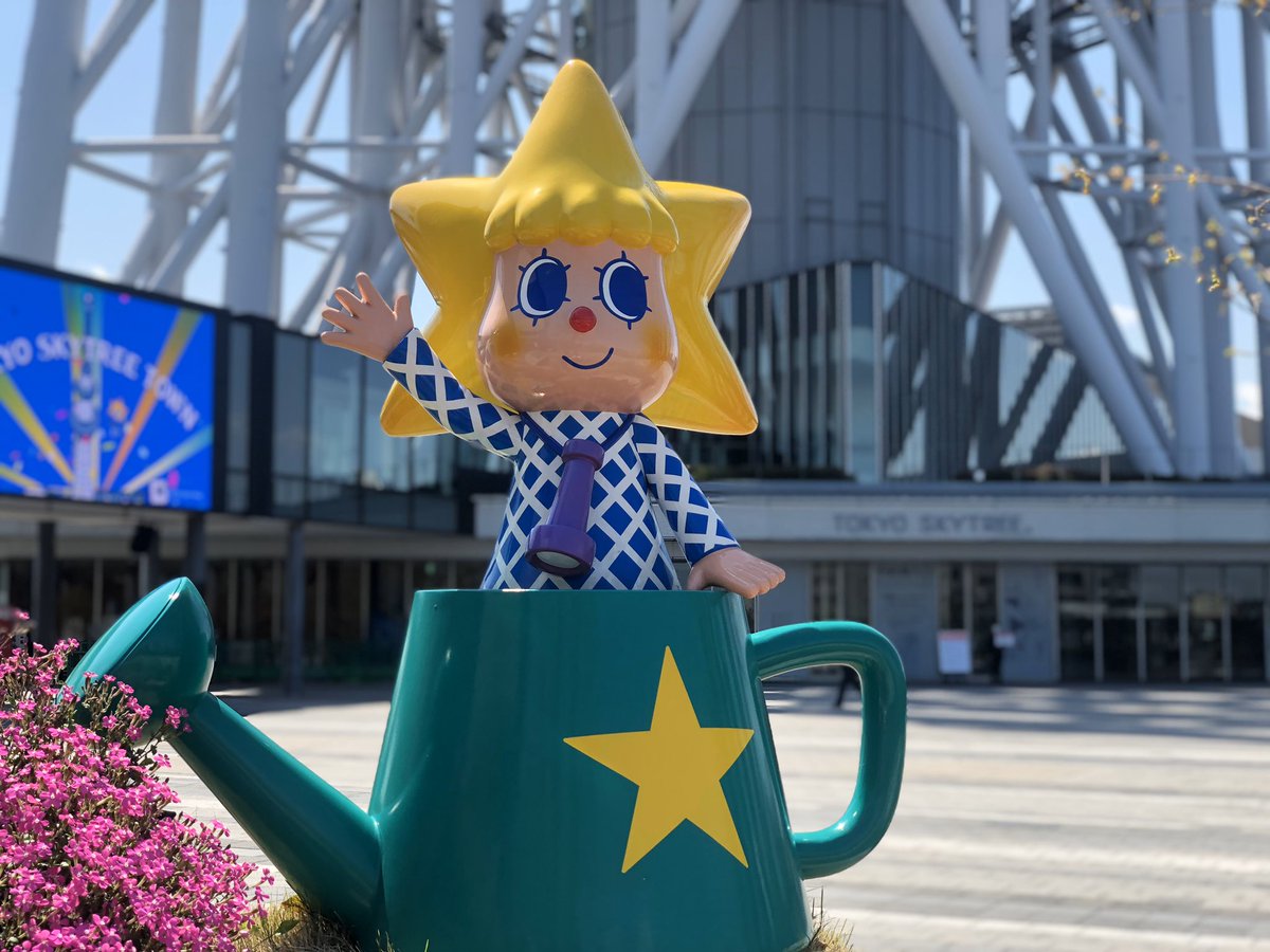 honkinowashoku's tweet photo. 今日からソラマチ営業再開しましたが、人はまばらです。
國見にソラカラちゃんが手を振ってくれています😊
ヤッホー‼️
困難な日が続いてるけど、みんなの笑顔��必ず戻って来る日はくるから���張っていきましょう！
って言われてる気がしました💪
#東京スカイツリー　#ソラカラ https://t.co/afvCGERzJM