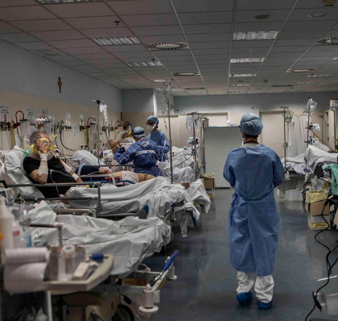 Keadaan di hospital di Bergamo sangat sibuk. Semua katil di unit ICU penuh dengan pesakit COVID-19. Para doktor dan jururawat keletihan serta takut dijangkiti virus. Doctors turn many patients onto their stomachs to relieve pressure on their lungs