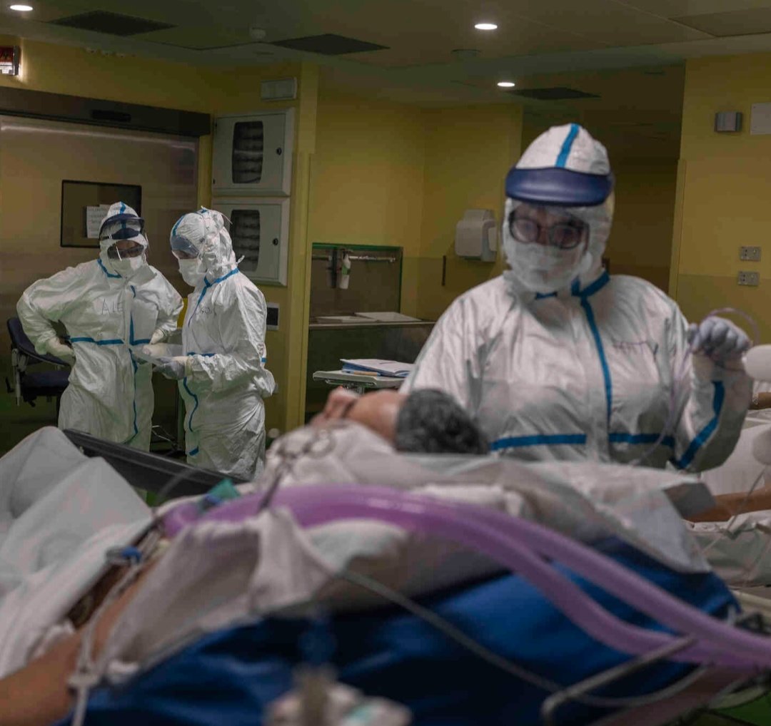 Keadaan di hospital di Bergamo sangat sibuk. Semua katil di unit ICU penuh dengan pesakit COVID-19. Para doktor dan jururawat keletihan serta takut dijangkiti virus. Doctors turn many patients onto their stomachs to relieve pressure on their lungs