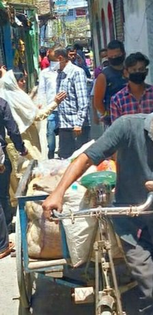 PrabhatTewari07's tweet photo. Inspired by @BanglarGorboMB guidance M.P #SudipBandopadhyay &amp; MLA #NaynaBandyopadhyay  &amp; Leadership of  #CouncillorWard44KMC #RehanaKhatoon #FoodDistributionprogramme #মাননীয়মুখ্যমন্ত্রী #মমতাব্যানার্জির অনুপ্রেরণায় @sudipAITMC MLA #NaynaBandhyopadhyayআজকের আমাদের এই কর্মসূচি https://t.co/A1NuRbUI4D