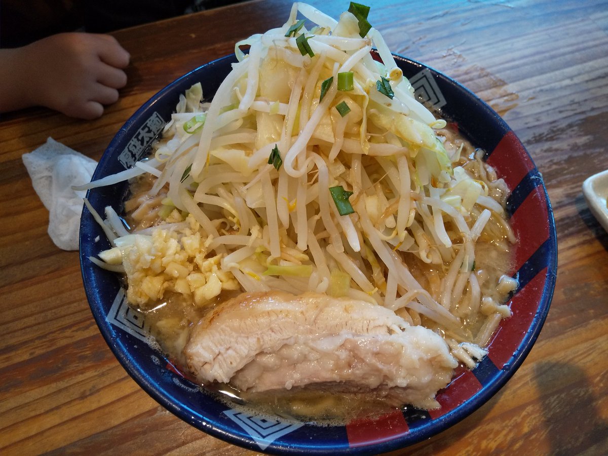 JohnSoumicky's tweet photo. 昨日のランチは久しぶりに太一商店。
特徴的な麺で妻はどハマリ中。
ちなみにパパはそんなに好みではない。笑
野菜たっぷりで健康にはいいかも!
パパは卵と肉追加。
けど…いつも食べ終わる度に『次は来なくてもいい』って思ってしまう。
ごちそうさまでした。 https://t.co/SVqljEXzgA