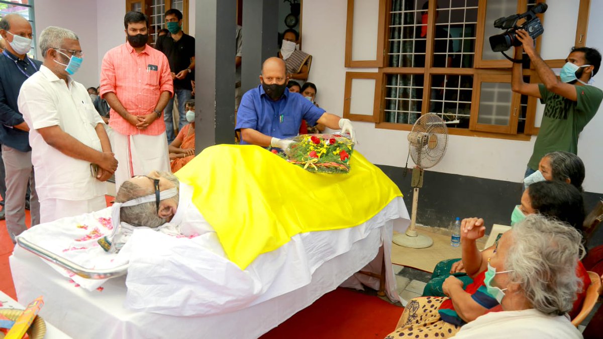 arunscribe's tweet photo. Agriculture Minister V S Sunilkumar paying last tributes to veteran music director M K Arjunan, fondly called as Arjunan Master, who passed away in #Kochi on Monday #ArjunanMaster https://t.co/stsRHkqmil