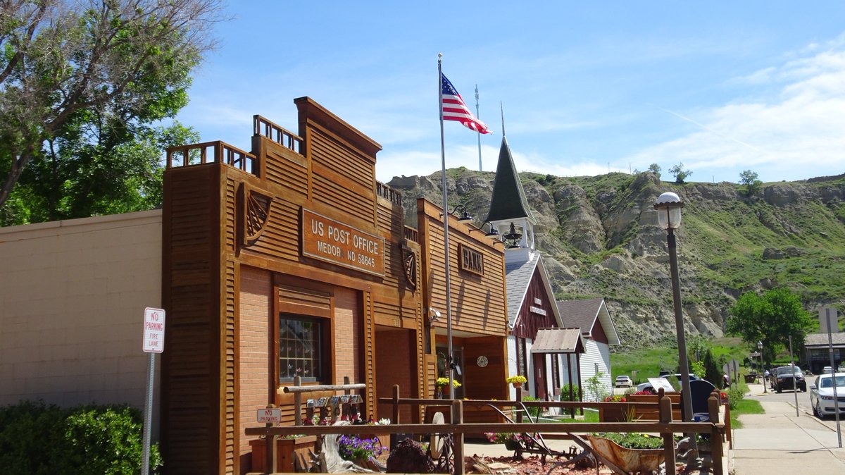 happytrailshike's tweet photo. It's #MidwestMondayChat
Let's take a #VirtualTrip to the Midwest!  When this is all over where should we go? 
These are from @VisitWichita @Greater_Ottumwa @CvbMedora @CityofYOU 
Where can you take us on our Trip today? Tag a friend!
@OurHaunted @TravelWithSara @thelocaltourist https://t.co/lt7CD0cJVq