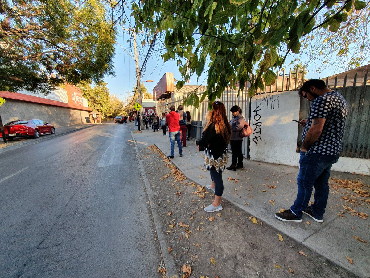 duranjapdur's tweet photo. @BancoEstado Denigrante la fila en @patobancoestado de @municipio_buin 
Mas de 100 personas https://t.co/Ss8ZorjoMK