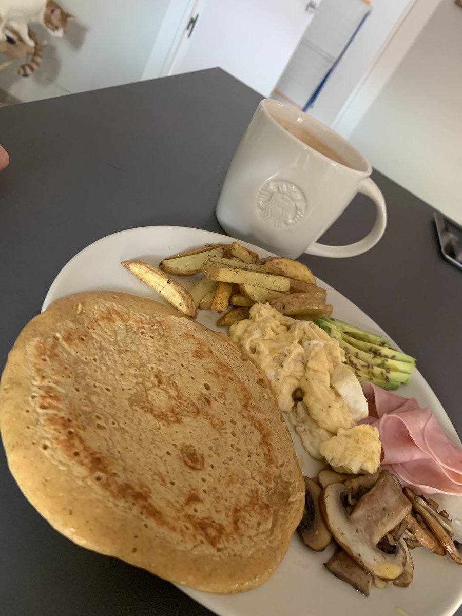 SanDramaticaM's tweet photo. Comer desayuno y otras maneras de pasar un lunes de cuarentena. https://t.co/xbhyqm8HuO