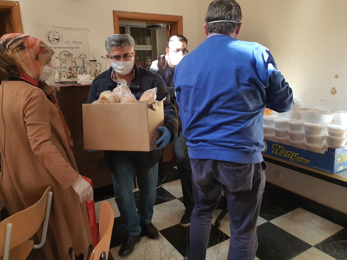 TanerIkiz's tweet photo. 🇹🇷 @U_I_D , Anvers belediyesi ve Al Ikram derneği ile koordineli ihtiyaç sahiplerine kumanya dağıttı
#EvdeKal

🇧🇪 @uidbelgium afdeling Antwerpen, heeft in samenwerking met @Stad_Antwerpen &amp; @Al_IKRAM_ voedingspakketten, uıtgedeeld aan hulpbehoevenden
#blijfbinnen 
@basirhamarat https://t.co/k2HeskZ0CI