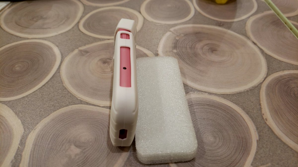 T たお Twitterissa えー キッズケータイをお持ちの方にお知らせ致します 100均に売っているiqosのシリコンケースを使うのです びっくりするほど形が合うのです 画面のサイズもシリコンの縦線がぴったしなので切り抜き易いのです ケースの方が若干長いので切っ