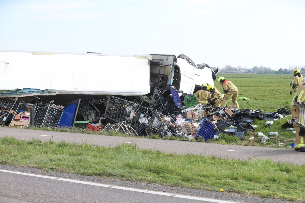 Vrachtwagen op zijn kant na zwaar ongeval Woudseweg in Schipluiden: #Schipluiden  ..