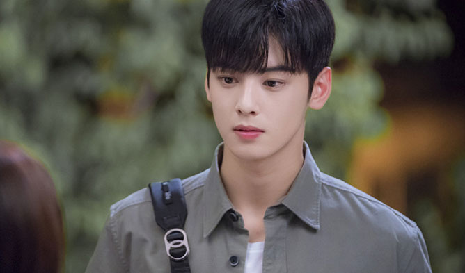 My ID is Gangnam Beauty Cha Eunwoo (ASTRO)Kang Mi-Rae is beautiful after undergoing plastic surgery. People are still mean to her and call her "Gangnam Beauty" in a derogatory manner. Meanwhile, Do Kyung-Seok attends the same university. He does not judge people by their looks