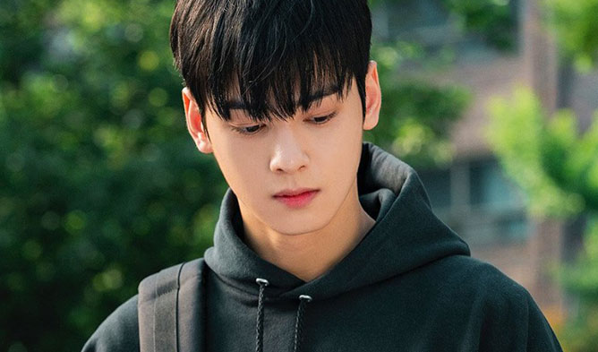 My ID is Gangnam Beauty Cha Eunwoo (ASTRO)Kang Mi-Rae is beautiful after undergoing plastic surgery. People are still mean to her and call her "Gangnam Beauty" in a derogatory manner. Meanwhile, Do Kyung-Seok attends the same university. He does not judge people by their looks