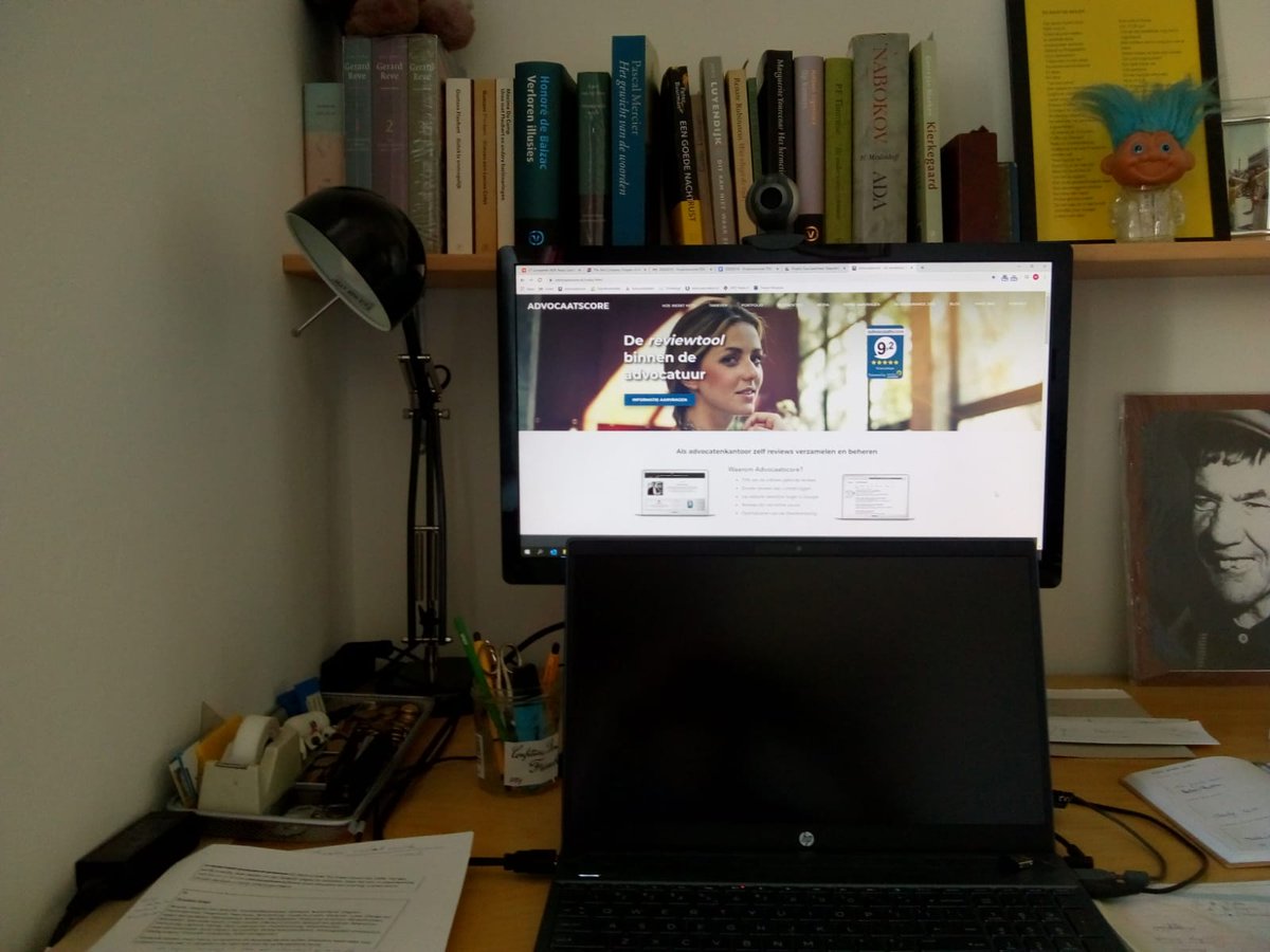 advocaatscore's tweet photo. Oost West, we doen thuis, zonder collega's, met de zon op de kamer, achter een klein bureau, ons best. Hoe werk jij thuis? Hou je het nog vol?

#thuiswerken #staysafe #advocaatscore https://t.co/wQhfPXbuE2
