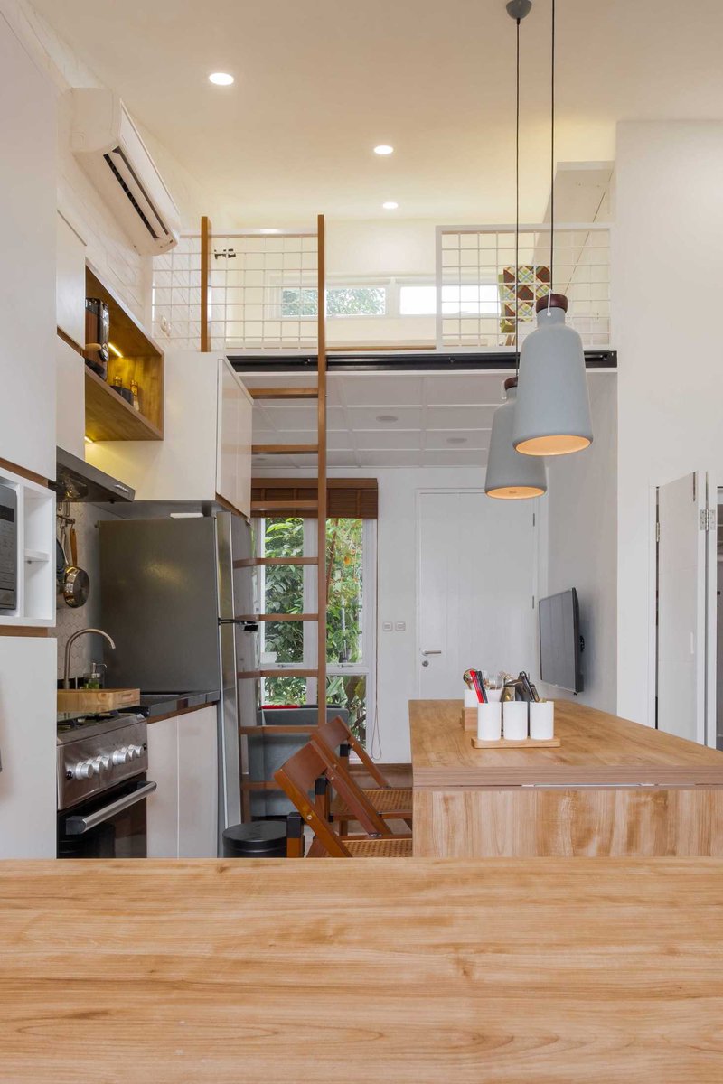 arsitag's tweet photo. Rumah di The Icon BSD hasil kolaborasi Fiano Interior dan Aksioma Studio ini memanfaatkan ruangan dapur untuk membuat ruang tidur ekstra yang terletak di mezzanine.
Dengan penataan yang tepat, rumah tetap terasa lega meski menambah ruang dan furnitur. https://t.co/cdxaWmnUPq