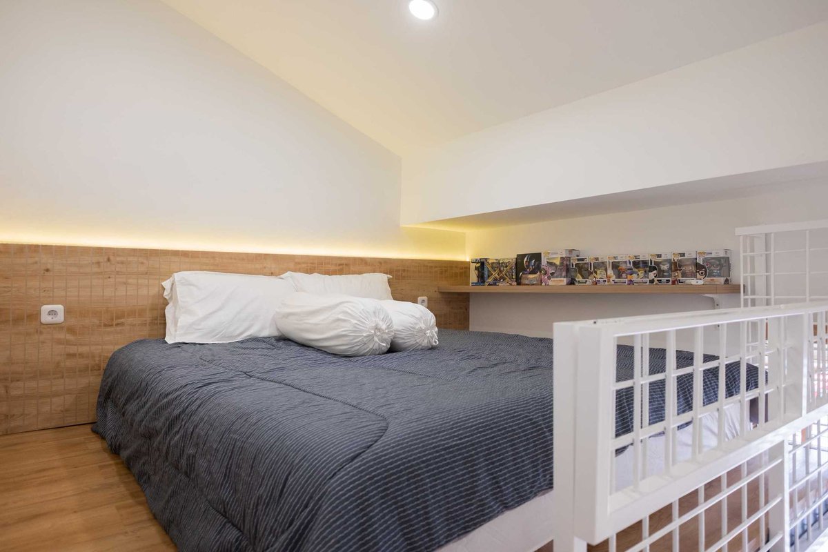arsitag's tweet photo. Rumah di The Icon BSD hasil kolaborasi Fiano Interior dan Aksioma Studio ini memanfaatkan ruangan dapur untuk membuat ruang tidur ekstra yang terletak di mezzanine.
Dengan penataan yang tepat, rumah tetap terasa lega meski menambah ruang dan furnitur. https://t.co/cdxaWmnUPq
