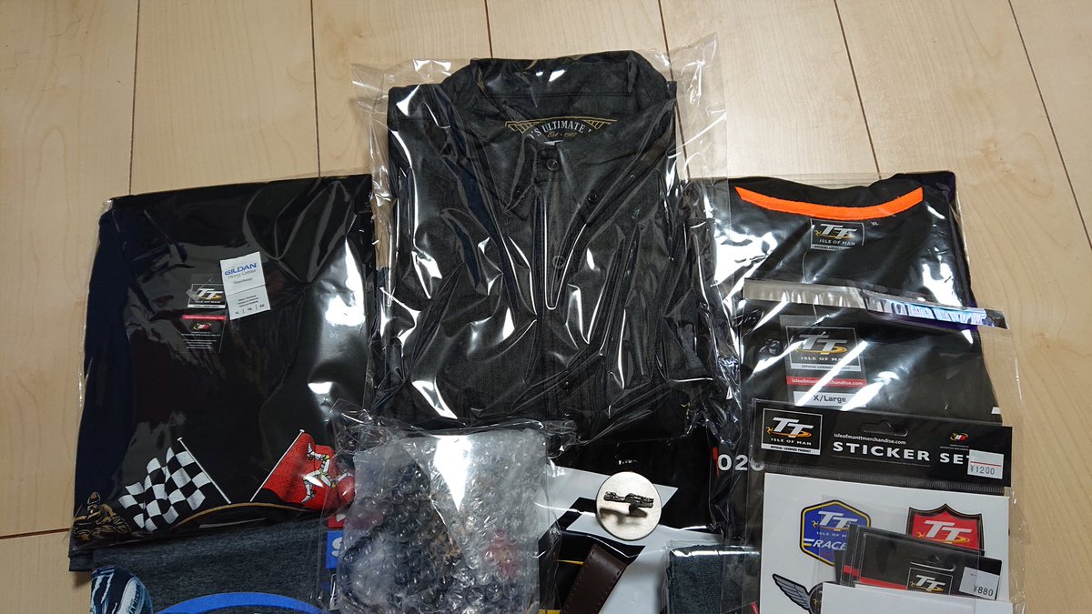 Kissi_L3white's tweet photo. マン島TT2020グッズ購入~ヾ(*゚ω゚)ノ
今年はレース中止なので貴重なグッズに~( 〃▽〃)
https://t.co/aVlJMtAWyy
#mantt #マン島tt #isleofman
#ファッション #バイク乗り #バイク #バイク乗りと繋がりたい #服 #iomtt #bikeride #カッコいい #ポートダグラス #lovett #バイク女子
#ツーリン https://t.co/3SDXHD2mLU