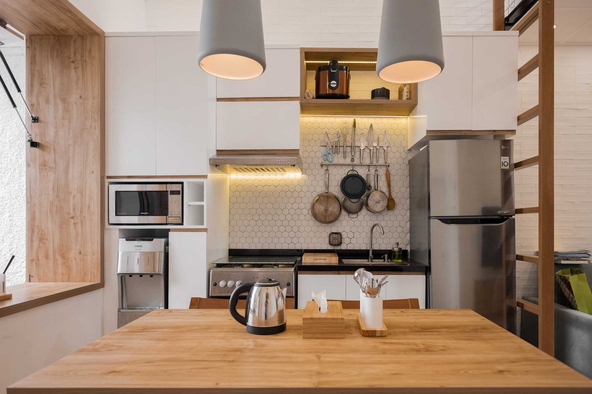 arsitag's tweet photo. Rumah di The Icon BSD hasil kolaborasi Fiano Interior dan Aksioma Studio ini memanfaatkan ruangan dapur untuk membuat ruang tidur ekstra yang terletak di mezzanine.
Dengan penataan yang tepat, rumah tetap terasa lega meski menambah ruang dan furnitur. https://t.co/cdxaWmnUPq