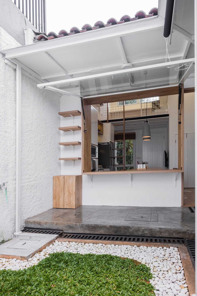 arsitag's tweet photo. Rumah di The Icon BSD hasil kolaborasi Fiano Interior dan Aksioma Studio ini memanfaatkan ruangan dapur untuk membuat ruang tidur ekstra yang terletak di mezzanine.
Dengan penataan yang tepat, rumah tetap terasa lega meski menambah ruang dan furnitur. https://t.co/cdxaWmnUPq