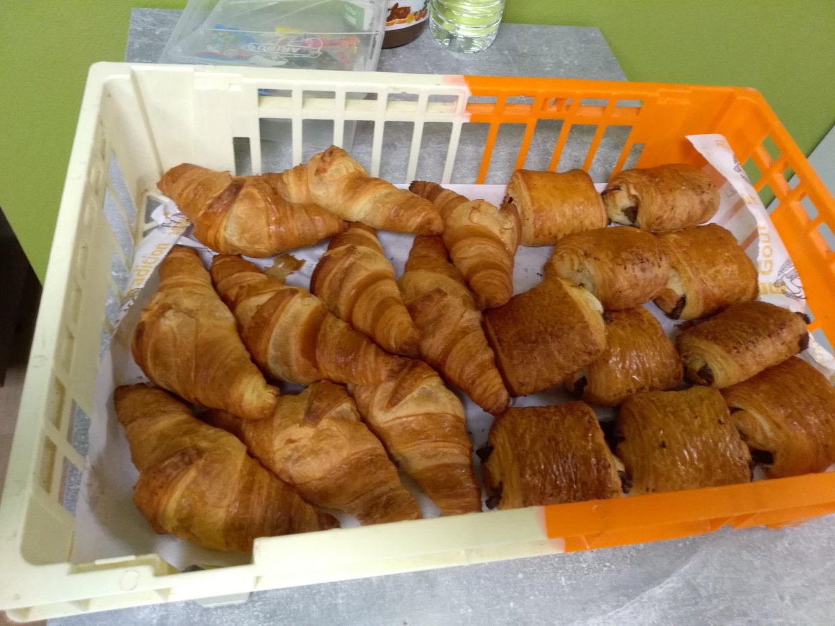 Les salariés du Centre médical La Source de Saint-Léger-les-Mélèzes <a href="/GroupeSOS/">Groupe SOS</a> #Santé ont reçu quelques douceurs... bonbons, croissants, crèmes pour les mains... 😊 Merci pour eux!! 
<a href="/LesDragibus/">Dragibus - Haribo</a> @nocibe

#RESTEZCHEZVOUS #RESTEZENLIEN