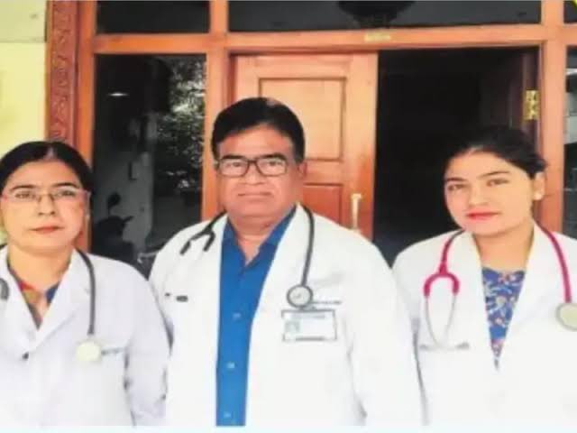 KTRBRS's tweet photo. Today I have not one but three #CitizenHeroes all from same family 

Unmindful of their own safety, Dr. Mahboob Khan, his wife Dr Shahana Khan &amp; daughter Dr. Rashika Khan have dedicated themselves to fight #Coronavirus at Gandhi, Chest &amp; Koranti hospitals

Kudos to you Guys 🙏👏 https://t.co/vReCXnwJ58