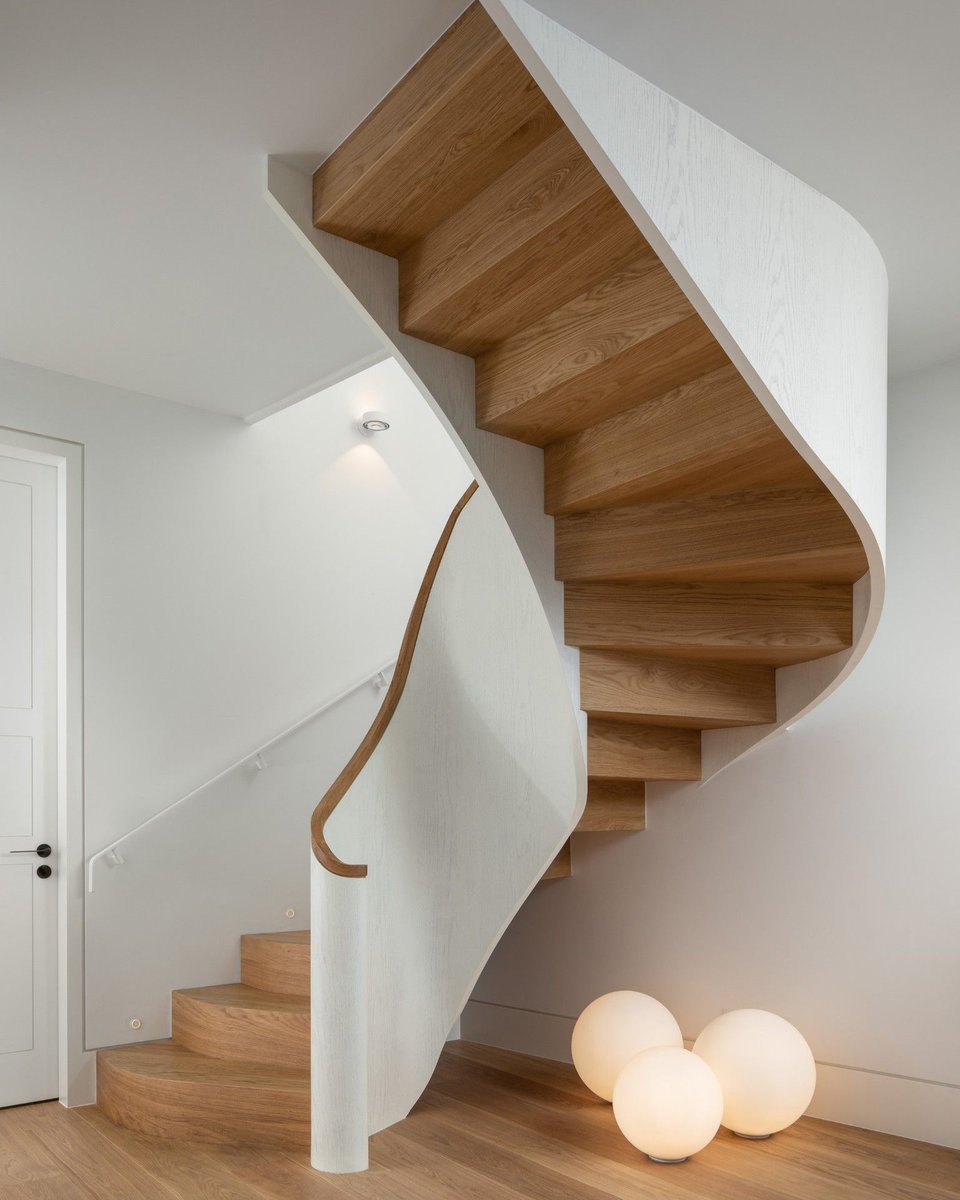 Beautiful #textures on this #sculptural #timberstair; subtly bringing more interest and life into this #familyhome for a young family. More: buff.ly/3aPFOtz #stairdesign #stair