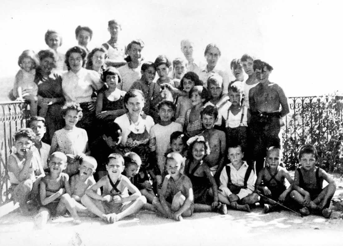 In this photo you can see the children on the balcony of the children's home in Izieu, summer 1943. Seated in the center, in the second row from the bottom is Laja Feldblum. She was the only survivor of the Gestapo raid on the children's home on 6 April 1944.