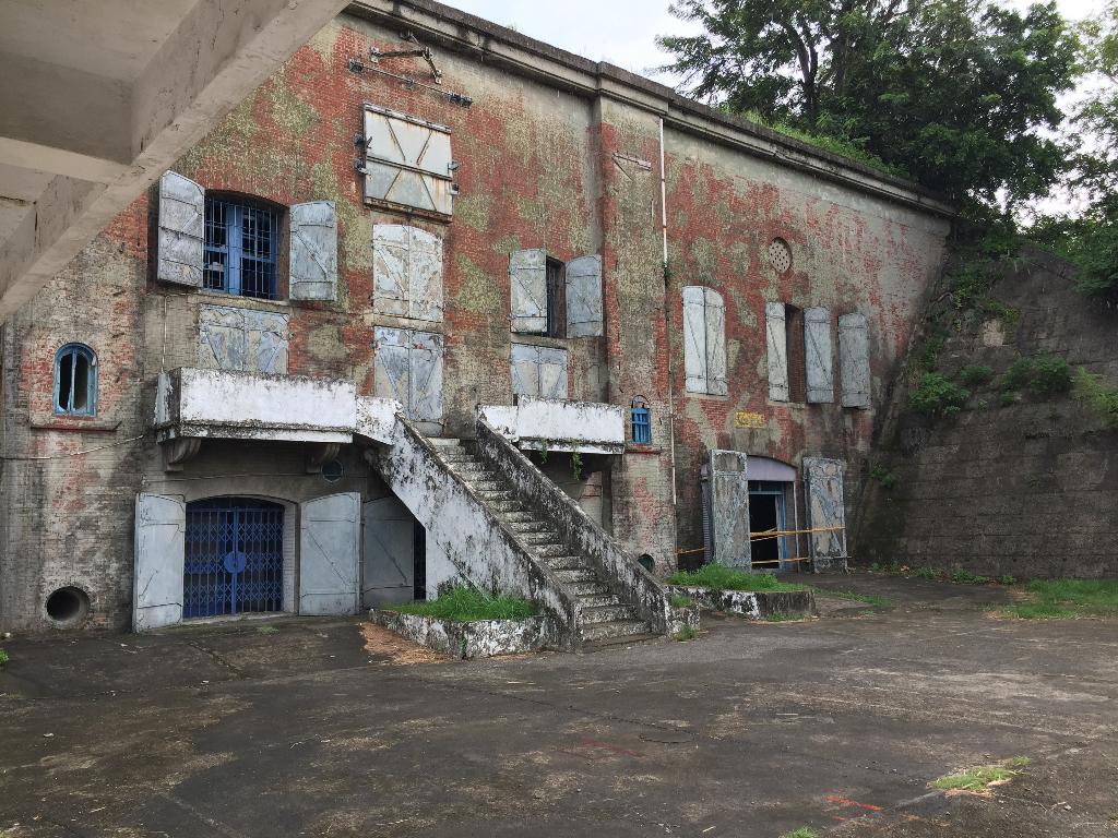  #Kaohsiung's Fongshan Guest House was used for trying ideological convicts and extracting confessions through torture during the Navy  #WhiteTerror Cases. It detained as many as 1,500 people, likely making it  #Taiwan's largest postwar  #interrogation prison.  https://hsi.nhrm.gov.tw/home/en-us/injusticelandmarks-en/301633