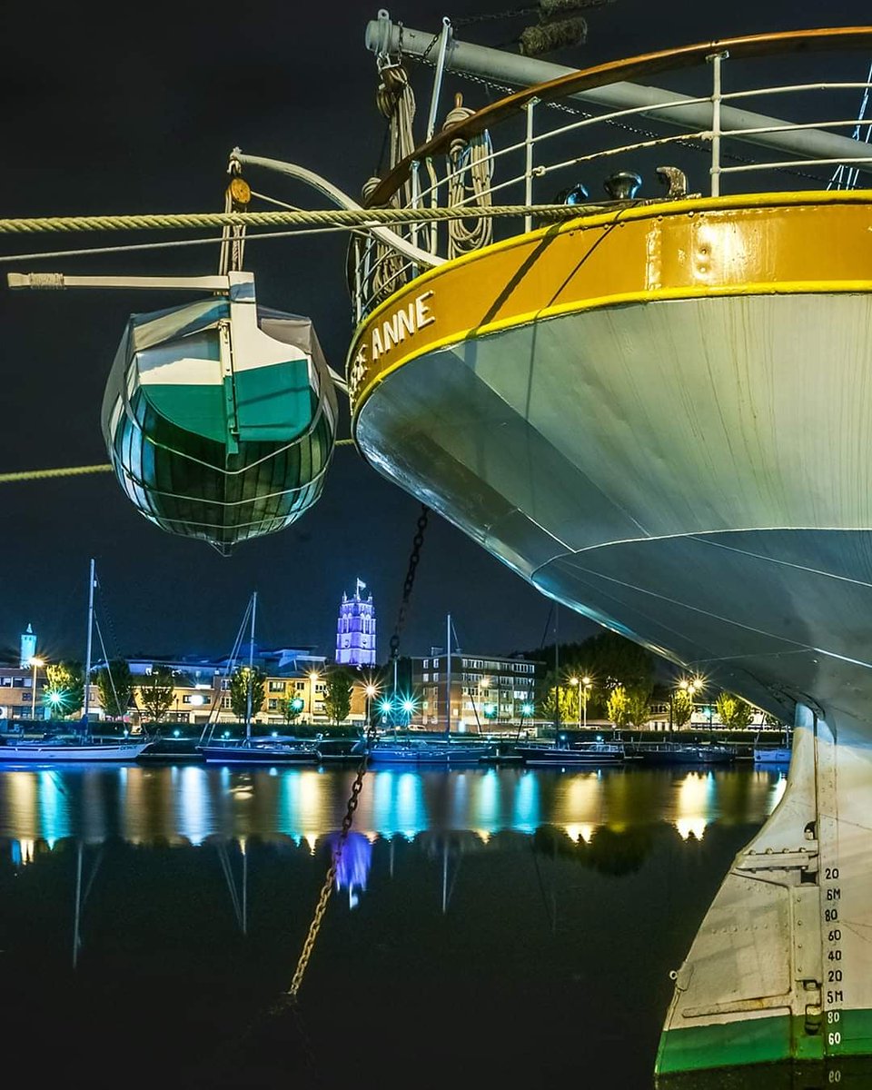 [Fenêtre sur]
Depuis le hublot du @museeportuaire_dunkerque, le photographe dunkerquois Laurent Dubus déclame, dans l'objectif, toute sa passion pour la photographie. L'équipe du service Communication garde contact.
 #visitdunkerque #fenêtresurdunkerque 😍
A bientôt chez nous 🙏