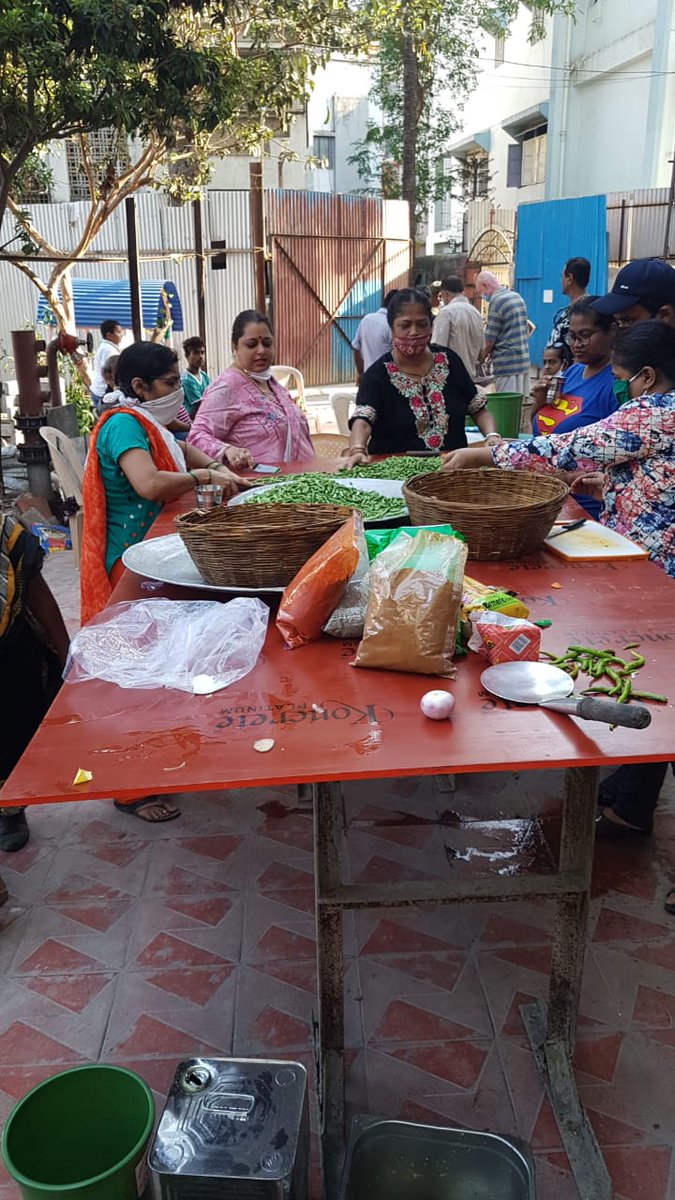 brian_tulip's tweet photo. @RahulGandhi @sushmitadevinc @SoniaGandhiMP @bb_thorat @VarshaEGaikwad @AslamShaikh_MLA @ashishdua_INC 10days and going strong, Community kitchen, helping feed the needy, few volunteers make a difference. Sense of oneness in times of distress. Kalina, Vakola, Mumbai #oneinspirit https://t.co/lTnTTbrAsC