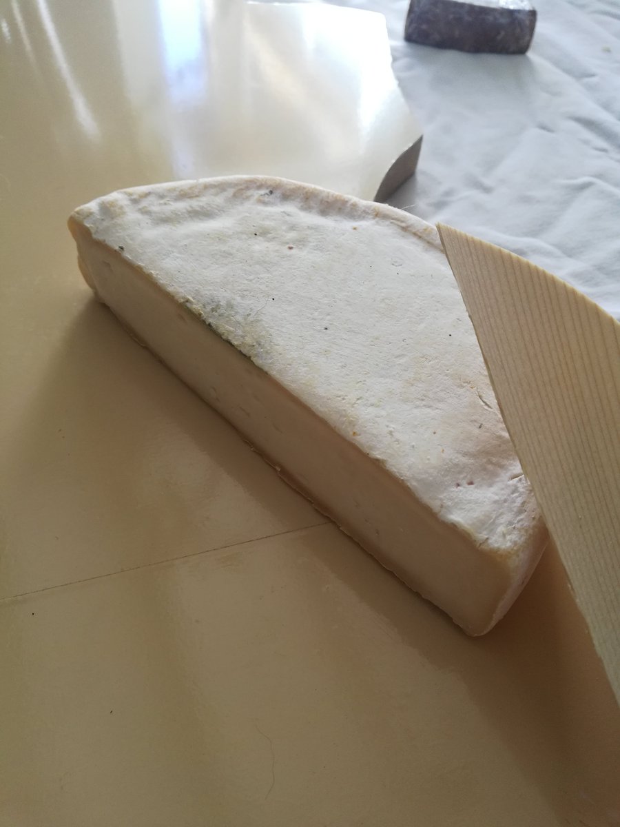  #CheeseThreadOn reste dans le coin avec un de mes préf : le REBLOCHON ! J’ai eu la chance d'en fabriquer pendant un stage de 6 semaines. Sa pastille est verte (comme ici) s’il est fermier, ou rouge pour un fruitier