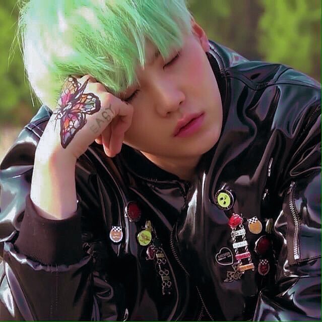 robot_blue's tweet photo. はぁーミントユンギまたやってこないかな💓好きだなぁこの色💚💚
 #BTS #SUGA #슈가 #Mintsuga #방탄소년단 @BTS_twt https://t.co/aIdzt3TsVM