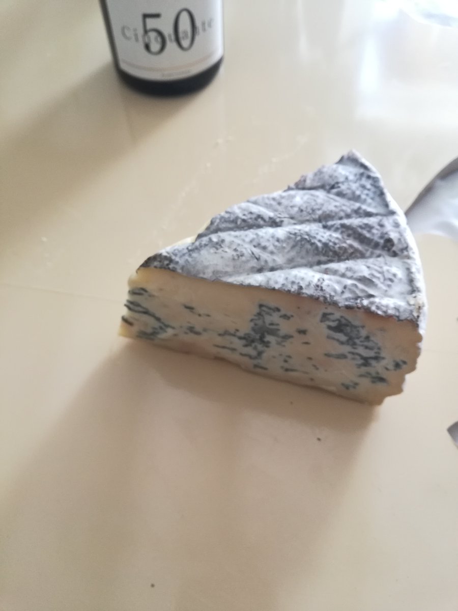  #CheeseThreadOn reste dans les Alpes, mais sur un autre massif avec le bleu du Vercors-Sassenage ! Un vache persillé (excellent dans la raclette...oui oui!). Produit à partir du lait de 3 races : Abondance, Montbelliarde et Villarde !