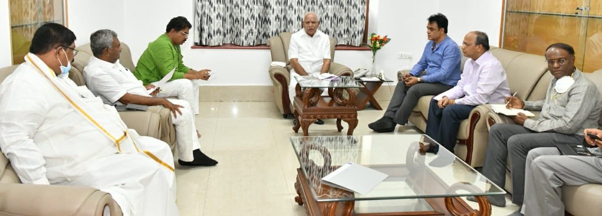 CMofKarnataka's tweet photo. ಸಮರ್ಪಕ ಪಡಿತರ ವಿತರಣೆಗೆ ಕ್ರಮ ಕೈಗೊಳ್ಳಲು ಮುಖ್ಯಮಂತ್ರಿಗಳ ಸೂಚನೆ

ಮುಖ್ಯಮಂತ್ರಿ ಶ್ರೀ @BSYBJP ಅವರು, ಪಡಿತರ ವಿತರಣೆಗೆ ಸಂಬಂಧಿಸಿದಂತೆ ಸಚಿವರು ಮತ್ತು ಅಧಿಕಾರಿಗಳೊಂದಿಗೆ ಉನ್ನತ ಮಟ್ಟದ ಸಭೆ ನಡೆಸಿದರು. 

ಬಿ ಪಿ ಎಲ್ ಕಾರ್ಡುದಾರರು ಹಾಗೂ ಕಾರ್ಡು ಹೊಂದದವರಿಗೂ ಪಡಿತರ ವಿತರಣೆಯಾಗಬೇಕು. ವಿತರಣೆಯಲ್ಲಿ ಯಾವುದೇ ಲೋಪ ಉಂಟಾಗಬಾರದು. 1/3 https://t.co/jryDQqHwPh