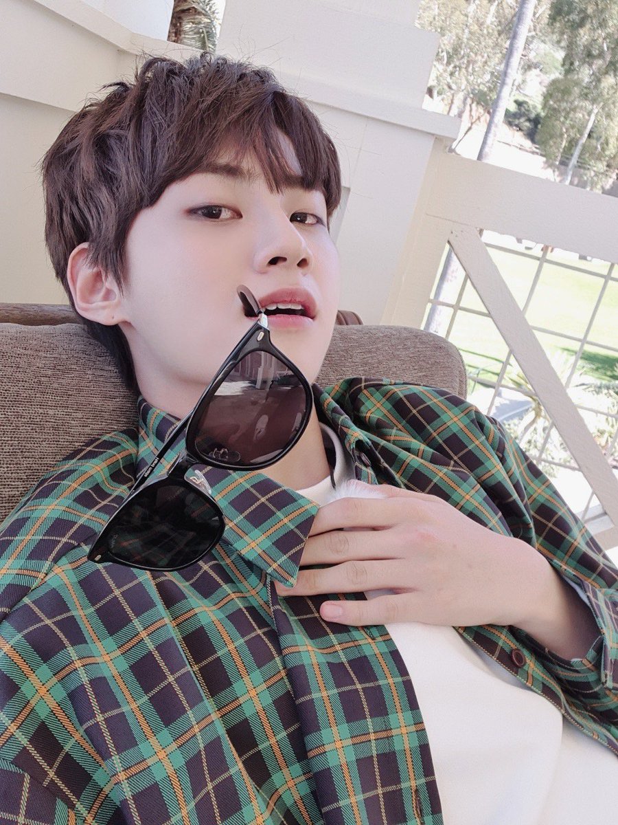aejeonghyuk's tweet photo. yeay another selca from nyeok!

dont eat the shade bub! eat decent food! 😂
#우정즈_비하인드_스튜디오씰룩
#인싸투어_카탈리나섬_LIKEIT https://t.co/D3k513Ir6F