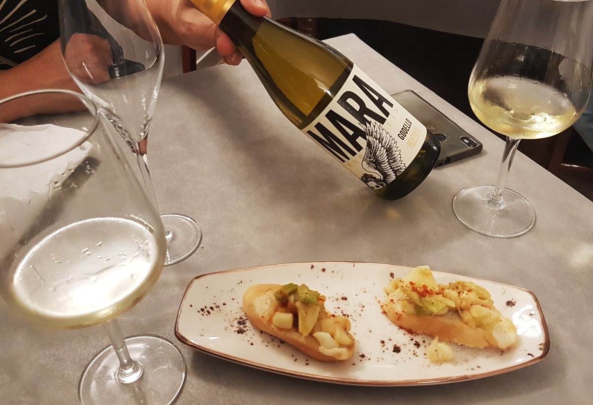CASVIEXCLUSIVAS's tweet photo. Tenemos unas ganas locas de volver a los bares, por eso, de momento, nos quedamos en casa, pero saldremos con más ganas 😋🍷🔝👍
#juntoslovamosaconseguir
#volveralosbares #tapasdelbar #unacopadevino #GodelloMara #MaraMartin #Godello #BodegasMartinCodax https://t.co/0cLxZjrVdD