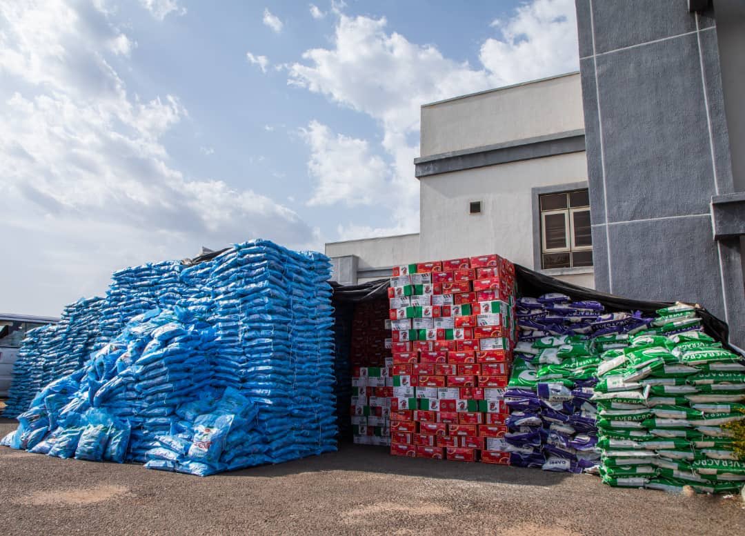 And 200 small cartons of detergents; and Mt. Olive Nigeria Limited for giving us 1,500 cartons of tomato paste and 1000 bags of 5kg garri (cassava flakes),” according to a statement by Rafiu Ajakaye  @rafiuajakaye Chief press secretary to the Gov and spokesman of the  @kwaragovt