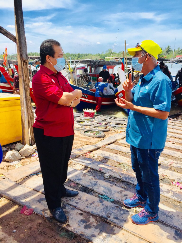 LkimKedah's tweet photo. Lawatan YB Tuan Azman Bin Nasrudin, Pengerusi Jawatankuasa Pertanian Dan Industri Asas Tani Negeri Kedah Ke Pasar Bisik Kuala Muda, Kedah Bagi Meninjau Operasi Nelayan Semasa Perintah Kawalan Pergerakan https://t.co/mF7gftyk1l