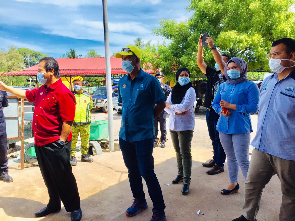 LkimKedah's tweet photo. Lawatan YB Tuan Azman Bin Nasrudin, Pengerusi Jawatankuasa Pertanian Dan Industri Asas Tani Negeri Kedah Ke Pasar Bisik Kuala Muda, Kedah Bagi Meninjau Operasi Nelayan Semasa Perintah Kawalan Pergerakan https://t.co/mF7gftyk1l