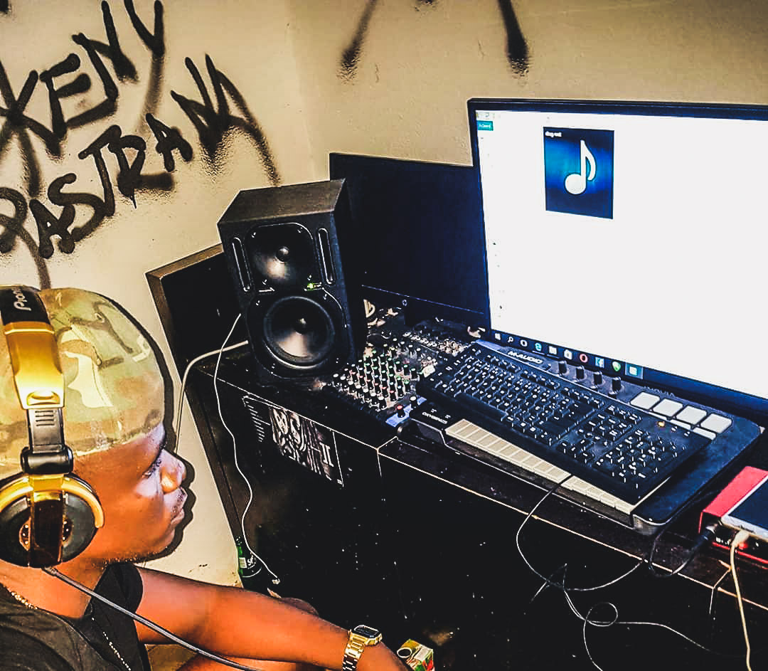 Hcrecords2's tweet photo. @HC @RECORDS #WORK AO #RUBRO 
🎼🎵🎶🎙🎼🎶🎼🎙🎚🎚🎹🎸🎧 https://t.co/Tfk6eSQU7E