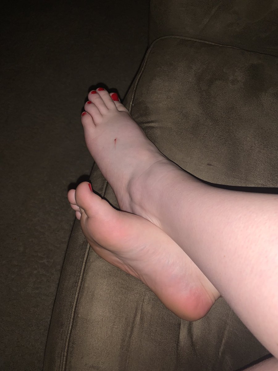 ellabell01's tweet photo. Follow my instagram: ellasbeautifulfeet 

Follow my OnlyFans: https://t.co/sUVVG69Px4 

I have a cut on my foot and I’m very sad about it :/ https://t.co/qmCypcGfYI