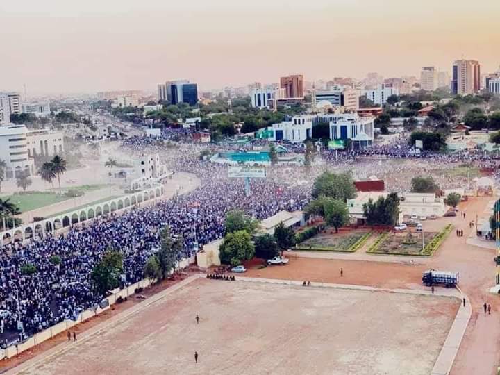 MohamedAljan1's tweet photo. مجرد فرد يا قاصر و إرادة الشعب غلابا اذا سديت دروب الأرض و انطامت على ابوابا فكيف تضمن سما الخرطوم سماها الماها كضابة ✌🔥
#ابريل عيد ال��ضال 💪✌ https://t.co/A5GMyaBi24