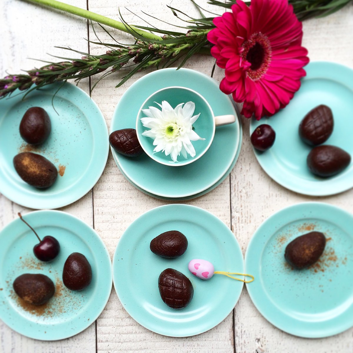 These vegan #ChocolateEggs are perfect for an #EasterEgg hunt &amp; can be made in 3 delicious flavours; #Cherry #Cinnamon &amp; #Vanilla. 🐰🐣🍫 Recipe by @Healthy_Twists #vegan #dairyfree #easter bit.ly/2oQpAJA