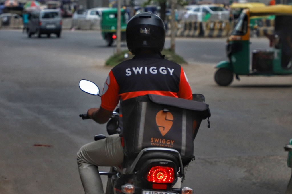 TechCrunch's tweet image. India’s Swiggy raises $43M to expand to new businesses tcrn.ch/2UMIYcr by @refsrc
